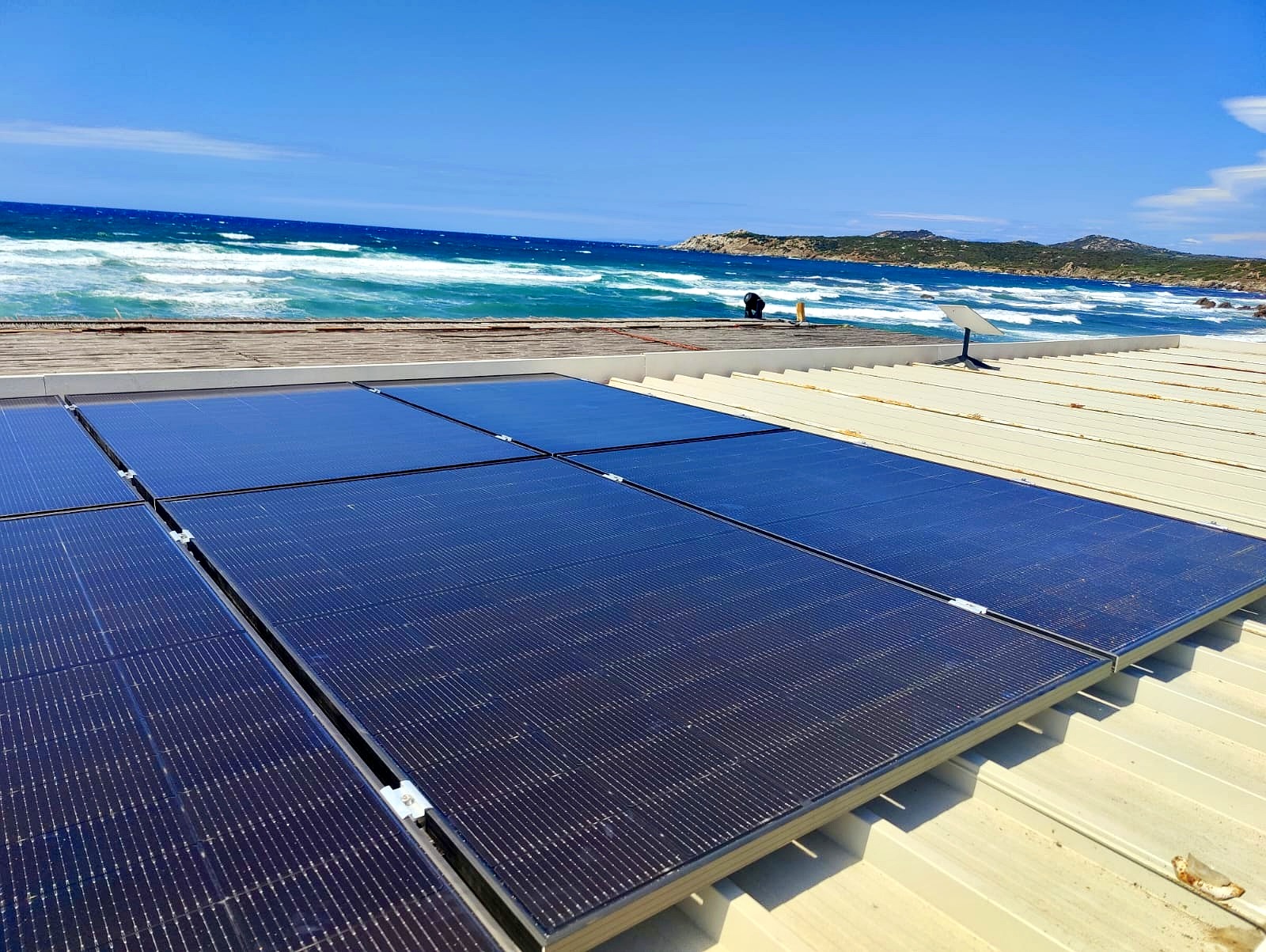 Pannelli fotovoltaici Solar-E con mare turchese Sardegna in sfondo – Gallura