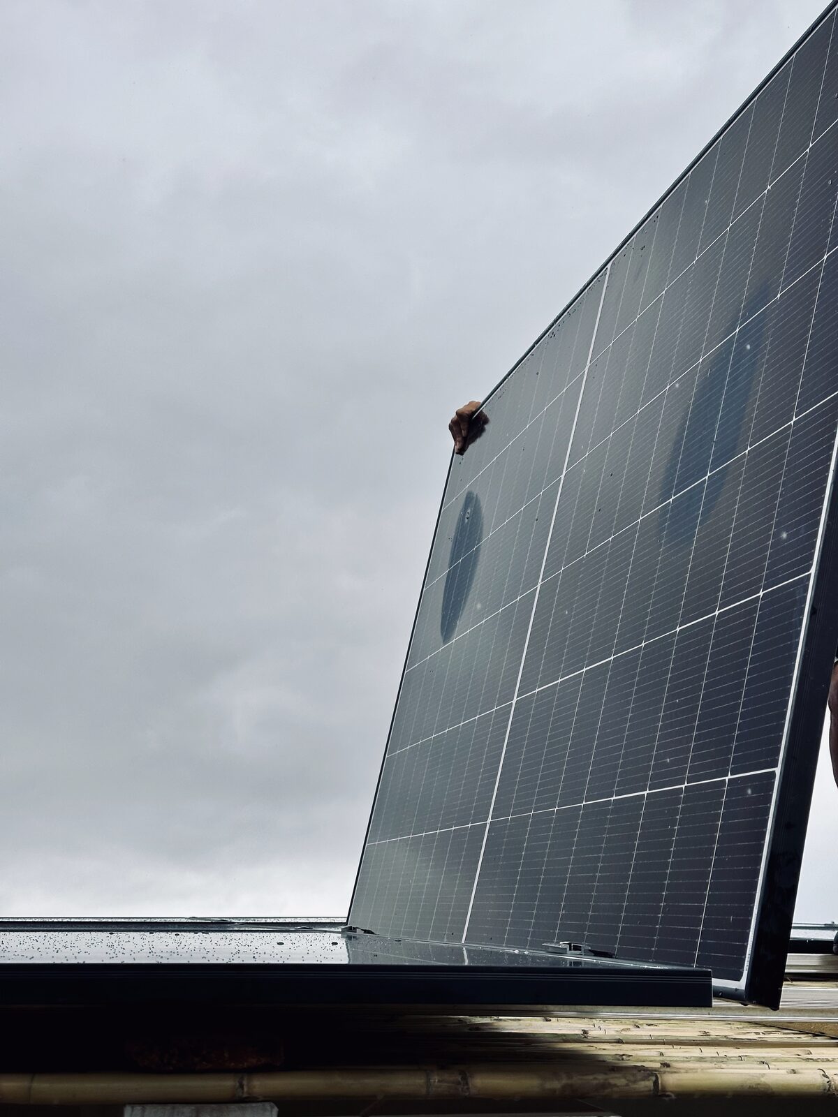Dettaglio montaggio pannello fotovoltaico durante installazione – Solar-E