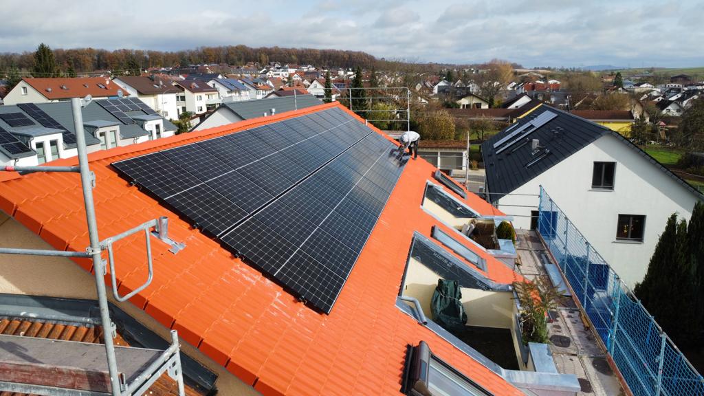 Installazione pannelli fotovoltaici su tetto in tegole – vista drone Solar-E Baden-Württemberg