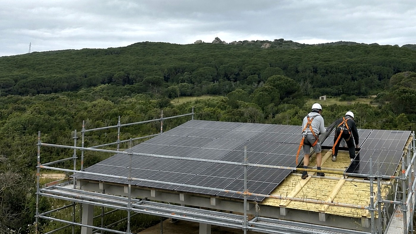 Team Solar-E in azione durante installazione fotovoltaico – colline verdi Sardegna